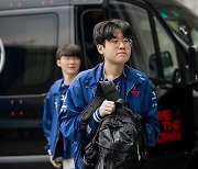 [MSI] 초반 상대 공세 잘 대처한 T1, 운영으로 상대 압도하며 1-0