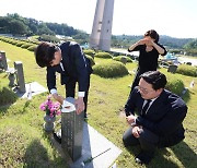 이준석, 김해서 가져온 국화 1000송이 들고 5·18 묘역 참배