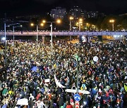 조지아 ‘외국 대리인법’ 통과에 대규모 시위…미국 “관계 재고” 경고