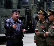 김정은, 전술미사일 무기체계 생산 점검···대 러시아 무기 수출 행보?