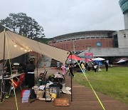 ‘텐트 밖은 우리교회’… 교회 마당서 가능한 ‘불멍’ ‘우중캠핑’