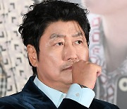송강호, 첫 시리즈 ‘삼식이 삼촌’…박찬욱 감독도 극찬했다