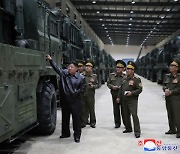 김정은, 근거리미사일 신형 방사포 점검…러시아 수출 세일즈?