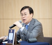 ‘등단 40주년’ 도종환 “문학 도서 예산 대폭 삭감…문체부 장관의 잘못된 편견 때문”