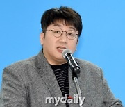 "급성장 반영" 하이브, 대기업 지정 '엔터사 최초'…방시혁 총수됐다 [공식]