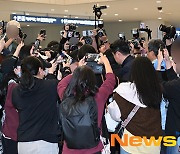 김지원 입국, ‘해외 팬들까지 합세해 눈살 찌푸리게 하는 무질서 아수라장’ [포토엔HD]