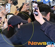 김지원, 팬들과 경호원에 둘러싸여 ‘할리우드급 인기’ [포토엔HD]