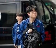 T1, '페이커'-'제우스' 쌍끌이 활약 앞세워 TL에 기선 제압 [MSI]