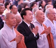 尹 “부처님 마음 새기며 올바른 국정”… 조국 공식 석상 5년 만에 첫 대면