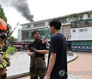 얼굴 검게 그을린 소방대원