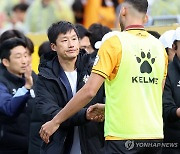 '대어' 울산 잡고도 실점에 표정 굳은 광주 이정효 감독