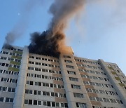 부산 영도구 아파트 화재…1명 연기흡입·주민 30명 대피