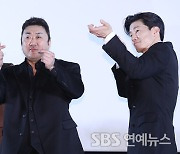 [E포토] 이동휘-마동석-김무열, '관객들 향해 하트 발사'