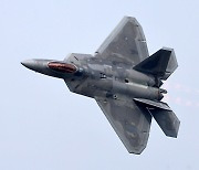 한국 최강 F-35, 세계 최강 F-22 ‘랩터’와 도그파이팅