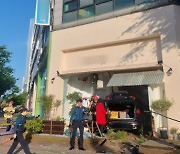"와장창" SUV가 옷가게로 돌진…차량 3대 충돌