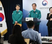 [머니S포토] 한덕수 "5월말까지 대학별 모집인원 발표토록 적극 지원"