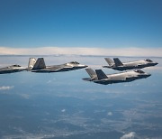 ‘韓  최강’  F-35A 대 ‘세계 최강’ 美 F-22 간  첫 도그파이트… 근접 공중기동훈련 공개