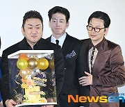 이주빈-마동석-김무열-이동휘, 비장한(?) 흥행감사 케이크 [포토엔HD]