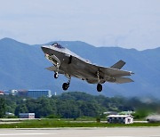 이륙하는 F-35A 전투기