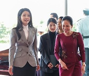 김건희 여사, 5개월 만에 공개 행보…정상 내외 오찬 참석