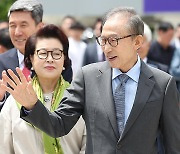 "윤 대통령, 일본과 관계 잘 풀어가"…이명박, 11년 만에 포항 방문