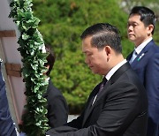 헌화하는 캄보디아 총리