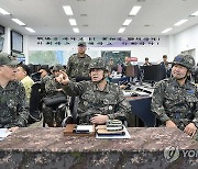 과학화전투훈련체계 보고 받는 김명수 합참의장