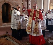 [포토] 신자들 축복하는 피자발라 라틴 총대주교