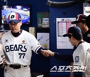 [포토] 이승엽 감독 100승 달성 축하 해주는 동료들