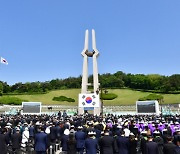 "고통받는 北에도 `오월 정신` 숨쉴 날 향해"…5·18 헌법수록 재확인한 與