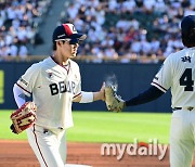 [MD포토] 곽빈 '야수들 수비 고마워'