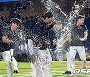 데뷔 첫승 황동하, 조금 과격한 동료들의 축하 [사진]