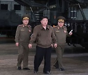 북, 미 본토 겨냥 ICBM 발사차량 대거 공개