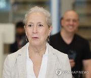 취재진 앞에서 발언하는 린다 스펙트 국무부 선임보좌관