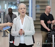 취재진 앞에서 발언하는 린다 스펙트 국무부 선임보좌관