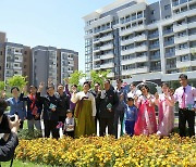 북한 "전위거리에서 새집들이 연일 진행"…새집 받은 주민들