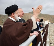 "이란 대통령 탑승 헬기 비상착륙‥구조대 급파"