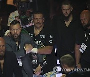 APTOPIX Saudi Arabia Boxing Fury Usyk