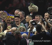 APTOPIX Saudi Arabia Boxing Fury Usyk