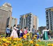 평양 신도시 전위거리 입주…공사한 청년들에 "발전 앞장서라"