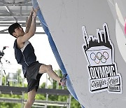 (SP)CHINA-SHANGHAI-OLYMPIC QUALIFIER SERIES-SPORT CLIMBING-MEN'S BOULDER & LEAD-FINAL(CN)