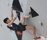 (SP)CHINA-SHANGHAI-OLYMPIC QUALIFIER SERIES-SPORT CLIMBING-MEN'S BOULDER & LEAD-FINAL(CN)