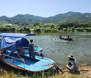 저수지 빠져 가라앉는 차, 선루프 깨고 구조…병원 이송