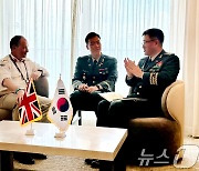 박안수 육군참모총장, 英참모총장 지명자와 대담