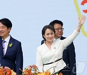 [포토] 취임식서 손 흔드는 라이칭더-샤오메이친
