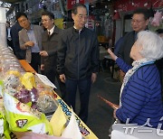 백발 어르신 칭찬 듣는 한덕수 국무총리