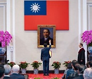 [포토] 대만 국부 초상화 앞에서 선서하는 라이칭더