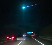 밤하늘 '번쩍' 청록색으로 밝힌 혜성…"영화 한 장면인 줄"