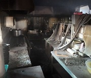 부산 사하구 식당서 불...70대 여성 부상