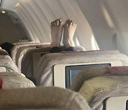 “승무원도 X라이는 피해” 비행기 앞좌석에 맨발 올린 민폐 승객